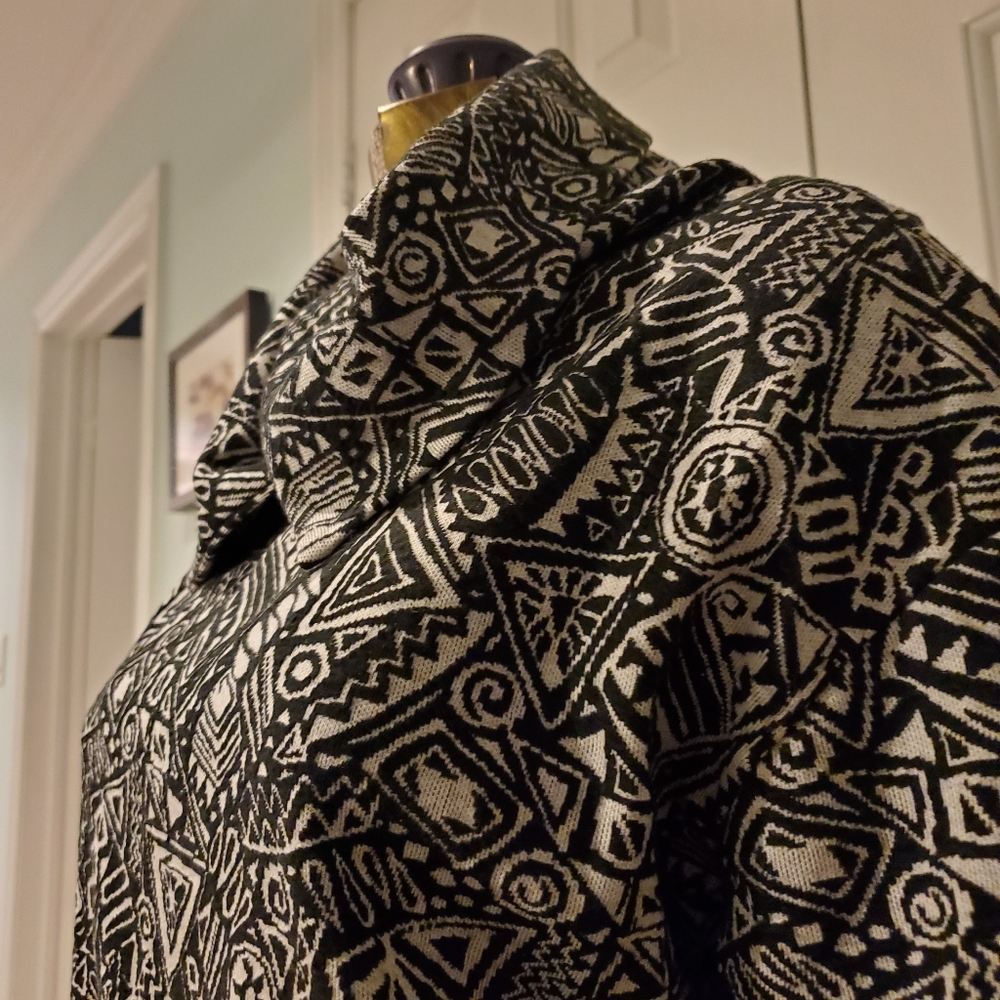 EUC vintage black and white top